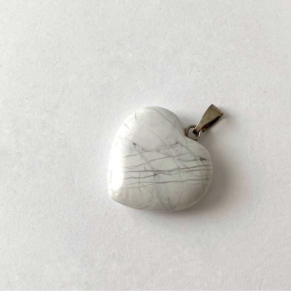 NWOT White Howlite Gemstone Heart Pendant - Picture 6 of 7